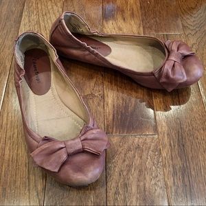 BareTraps Women’s Vegan Faux Leather Brown Flats with Bow Size 8